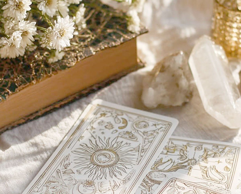 Tres cartas de tarot dispuestas sobre lino claro